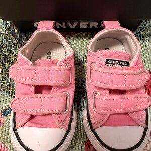 Converse Kids Sneakers in Vibrant Pink